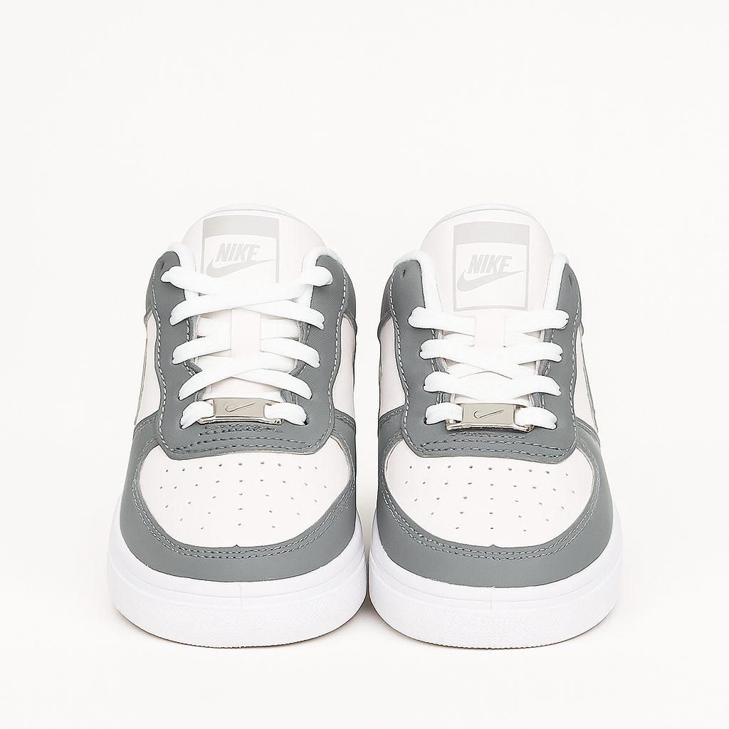 حذاء نايكي اير فورس 1 الرياضي باللونين الرمادي والأبيض. 33914