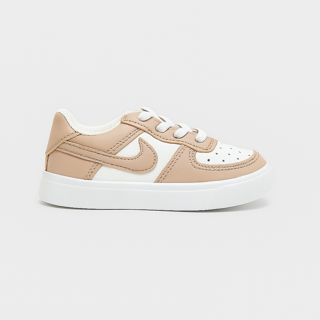 حذاء رياضي Nike Air Force 1 باللون البيج والأبيض. 36915