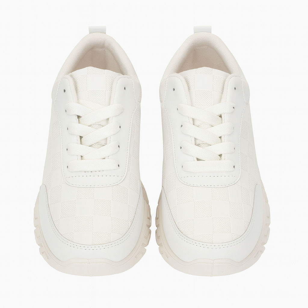 حذاء رياضي أبيض بنقشة مربعات على الجزء العلوي ونقشة على شكل مفتاح يوناني على النعل 152060