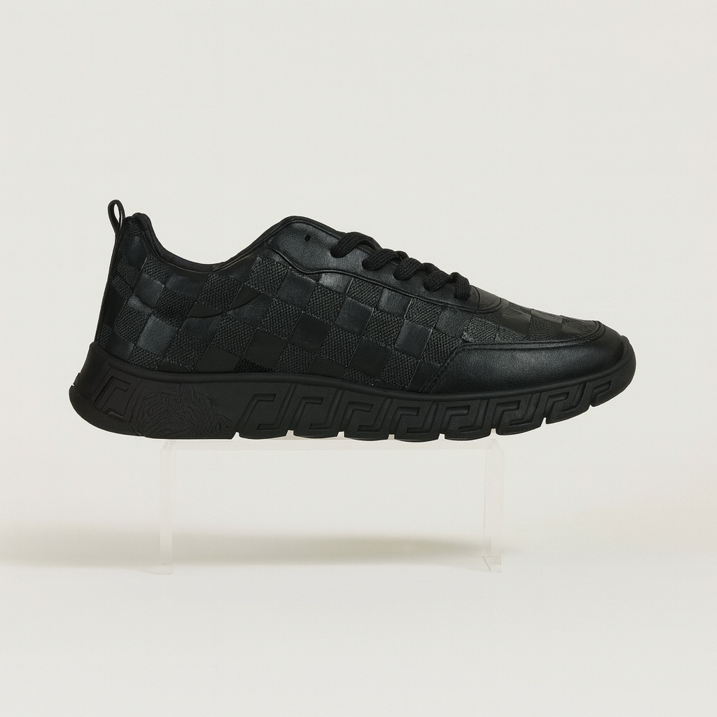 حذاء رياضي أسود بنقشة مربعات على الجزء العلوي ونقشة على شكل مفتاح يوناني على النعل 152060