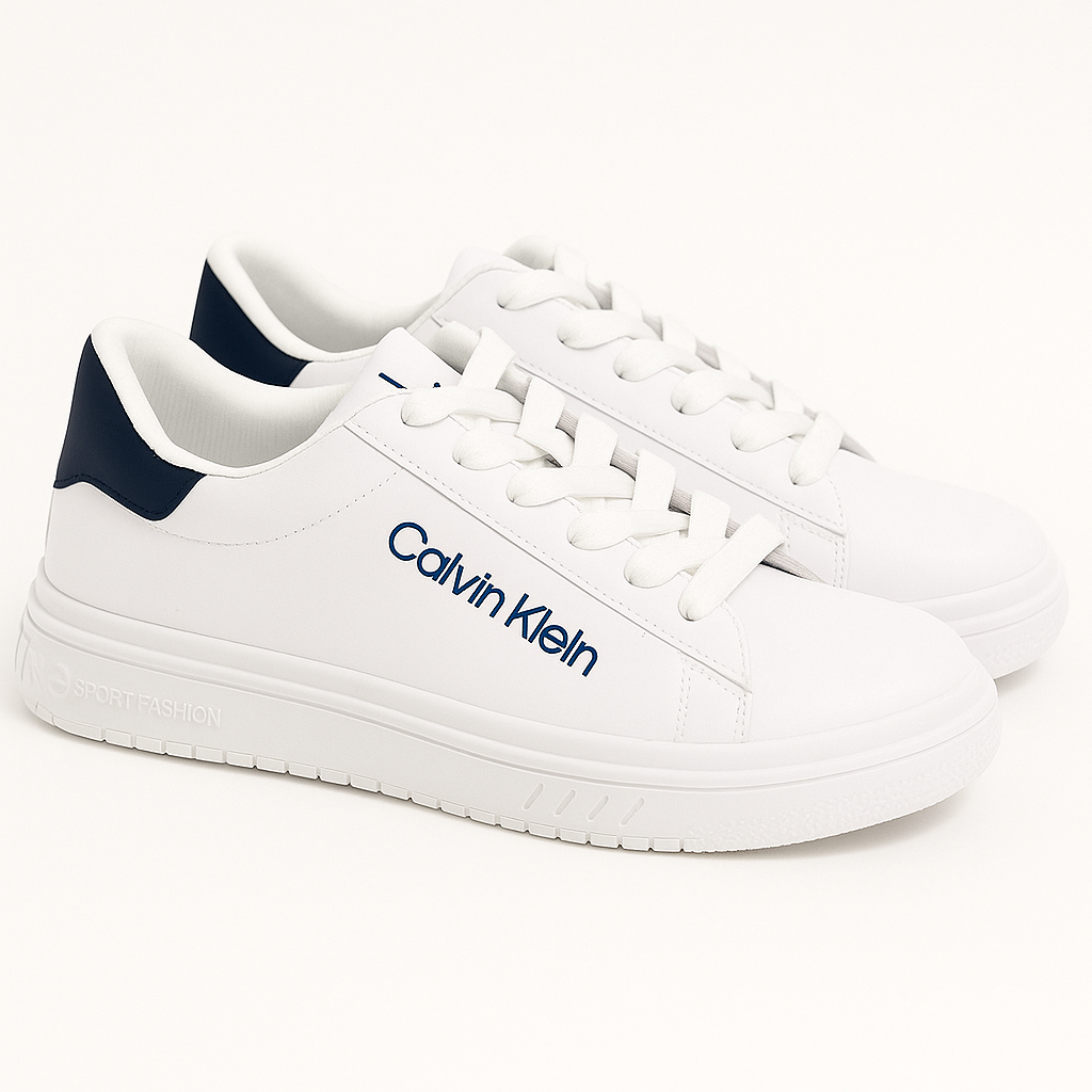 حذاء رياضي أبيض من كالفن كلاين مع لمسة باللون الأزرق الداكن على الكعب. 159250