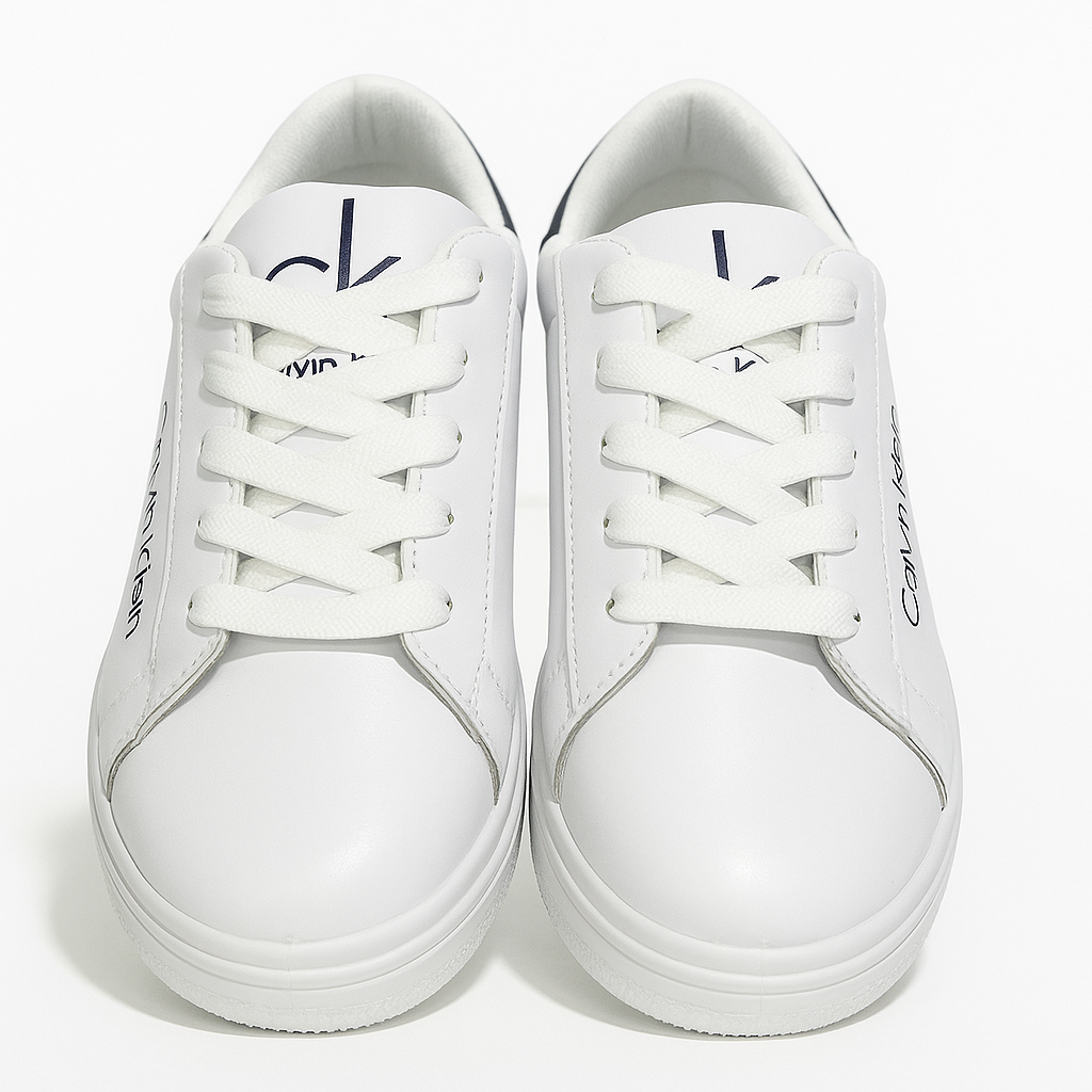 حذاء رياضي أبيض من كالفن كلاين مع لمسة باللون الأزرق الداكن على الكعب. 159250
