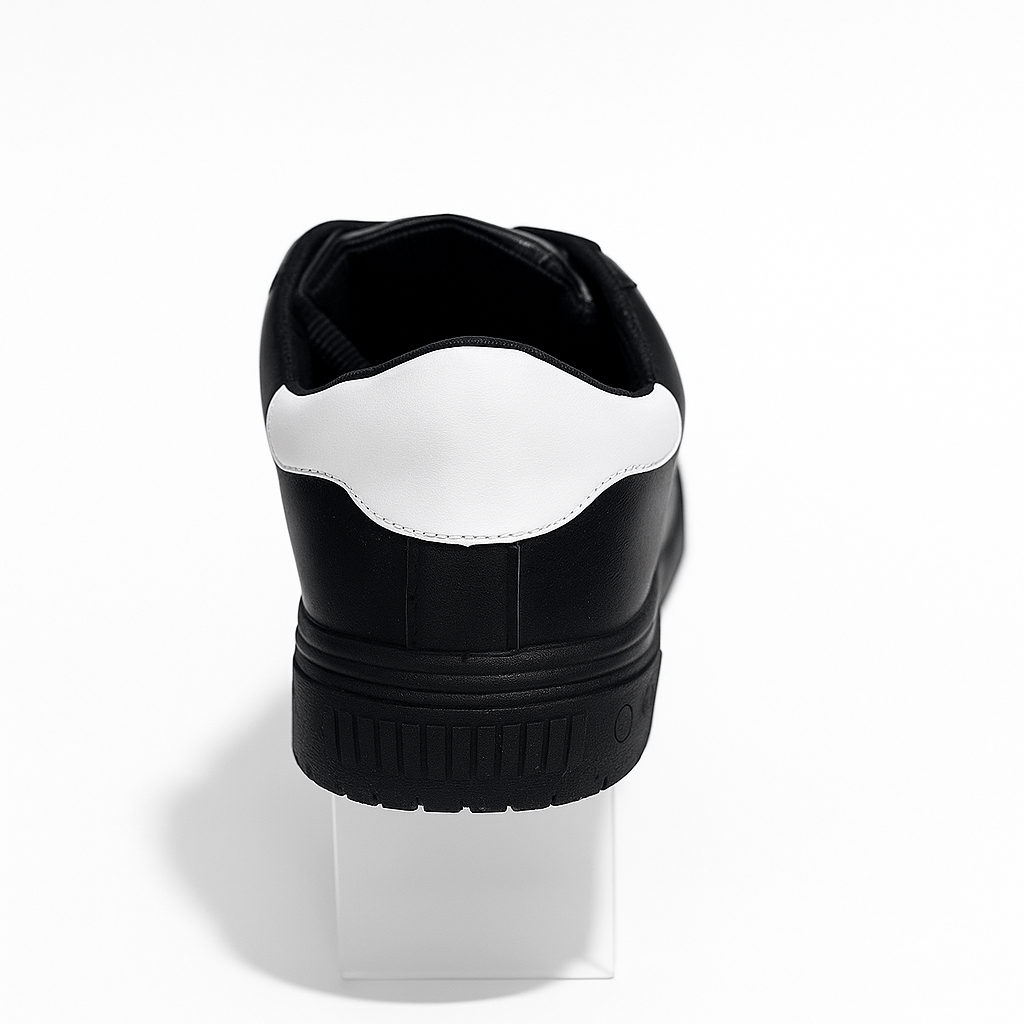 حذاء رياضي أبيض من كالفن كلاين مع لمسة سوداء على الكعب. 159250