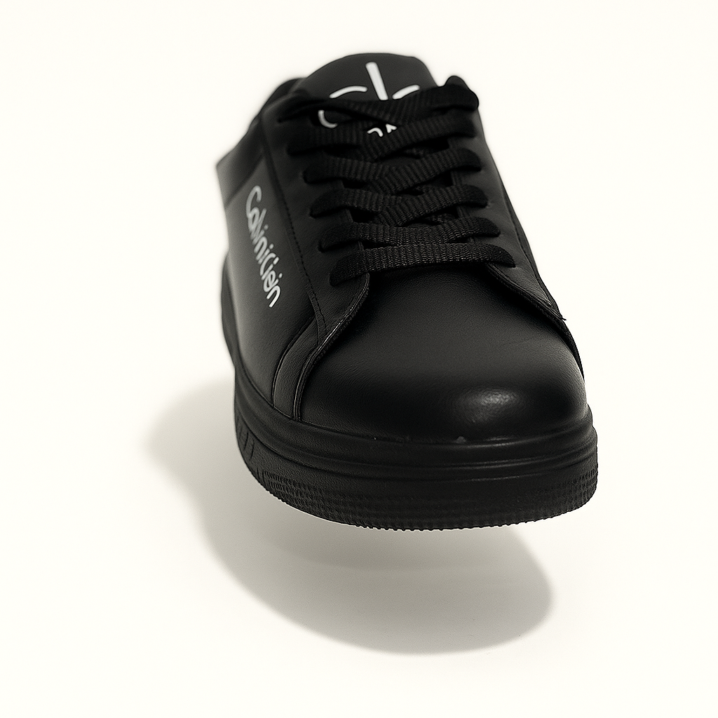 حذاء رياضي أبيض من كالفن كلاين مع لمسة سوداء على الكعب. 159250