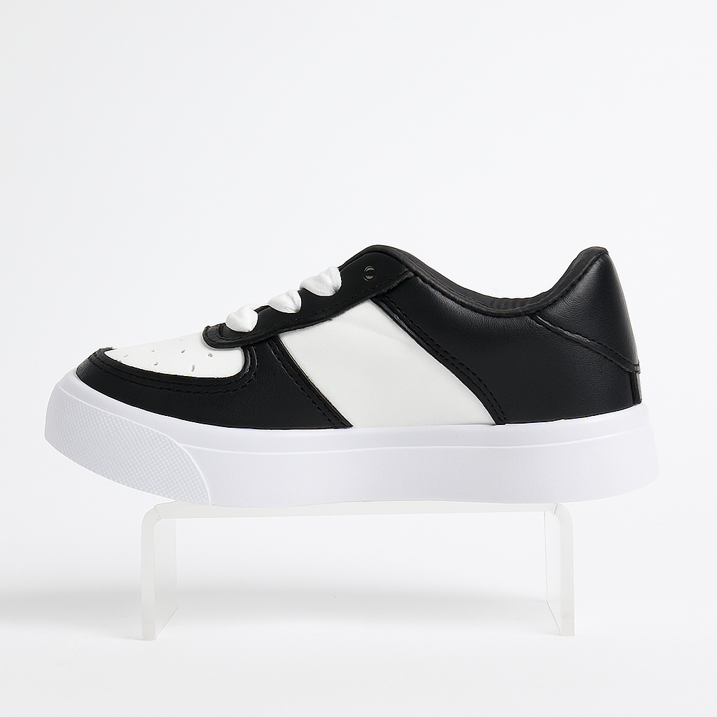 حذاء رياضي Nike Air Force 1 باللونين الأسود والأبيض.36915