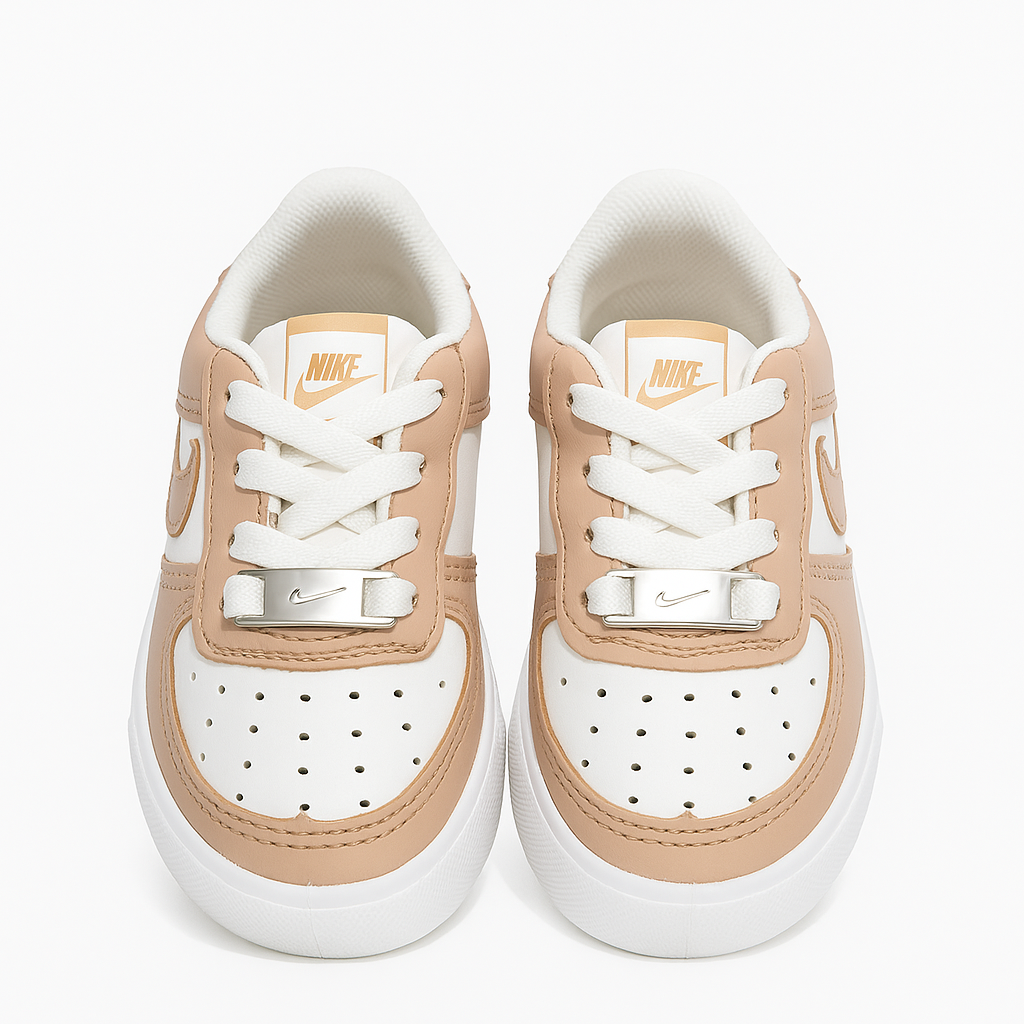 حذاء رياضي Nike Air Force 1 باللون البيج والأبيض. 36915