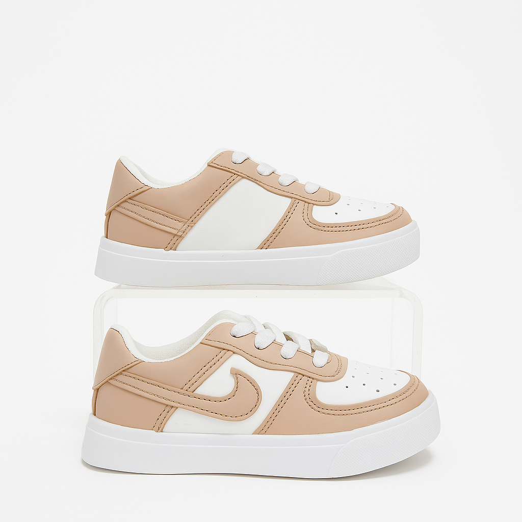 حذاء رياضي Nike Air Force 1 باللون البيج والأبيض. 36915
