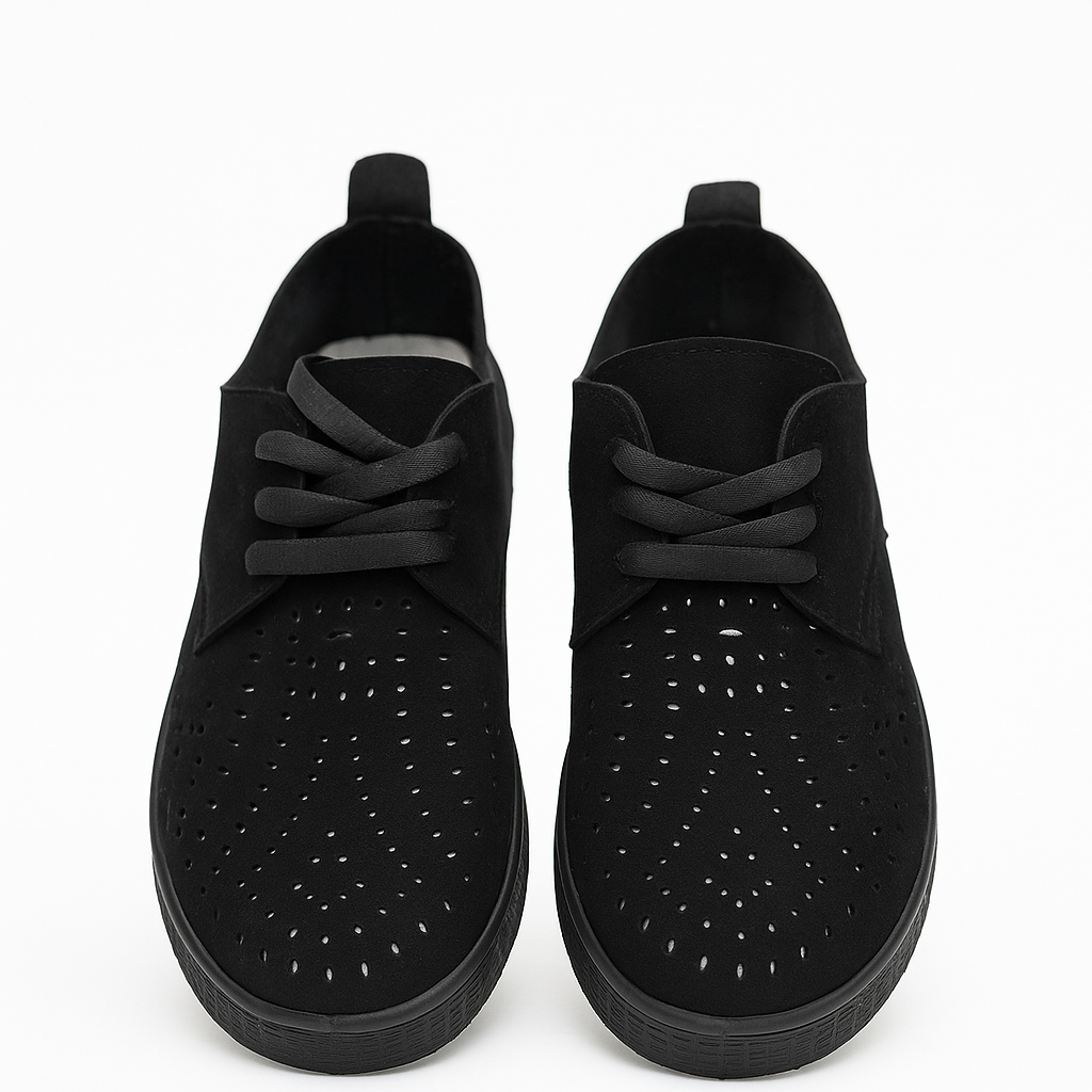 حذاء رياضي أسود مثقوب برباط. 130825