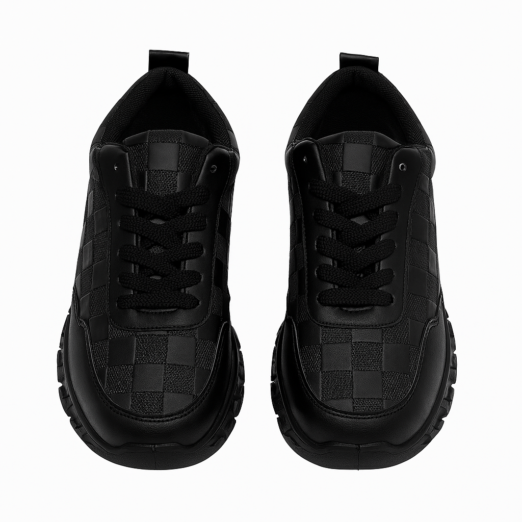 حذاء رياضي أسود بنقشة مربعات على الجزء العلوي ونقشة على شكل مفتاح يوناني على النعل 152060