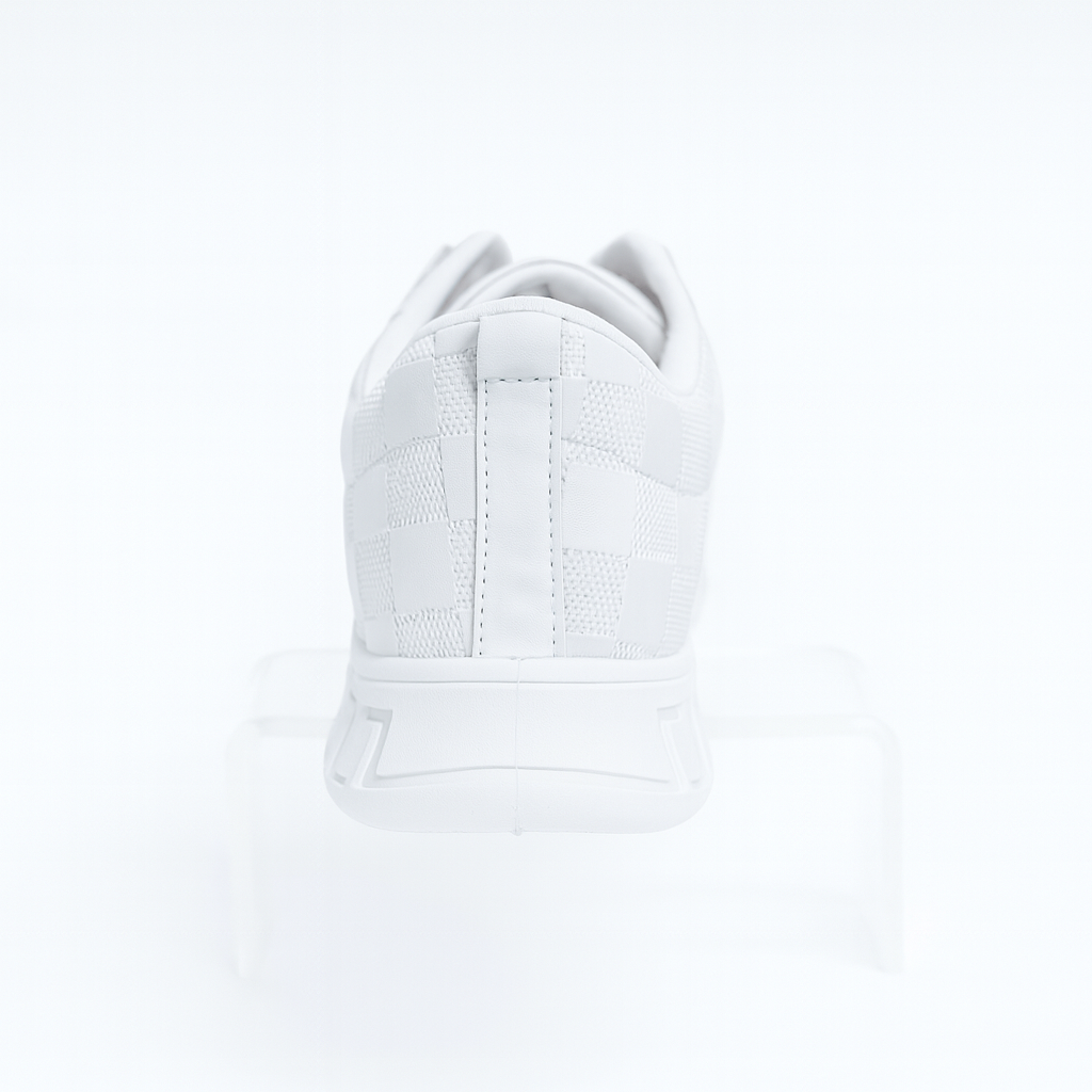 حذاء رياضي أبيض بنقشة مربعات على الجزء العلوي ونقشة على شكل مفتاح يوناني على النعل 152060