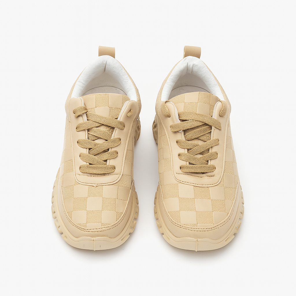 حذاء رياضي بيج بنقشة مربعات على الجزء العلوي ونقشة على شكل مفتاح يوناني على النعل 152060