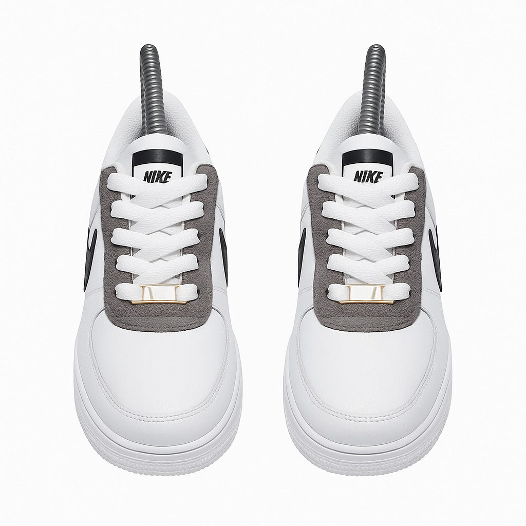 حذاء رياضي أبيض ورمادي مع شعار سووش أسود. 159409