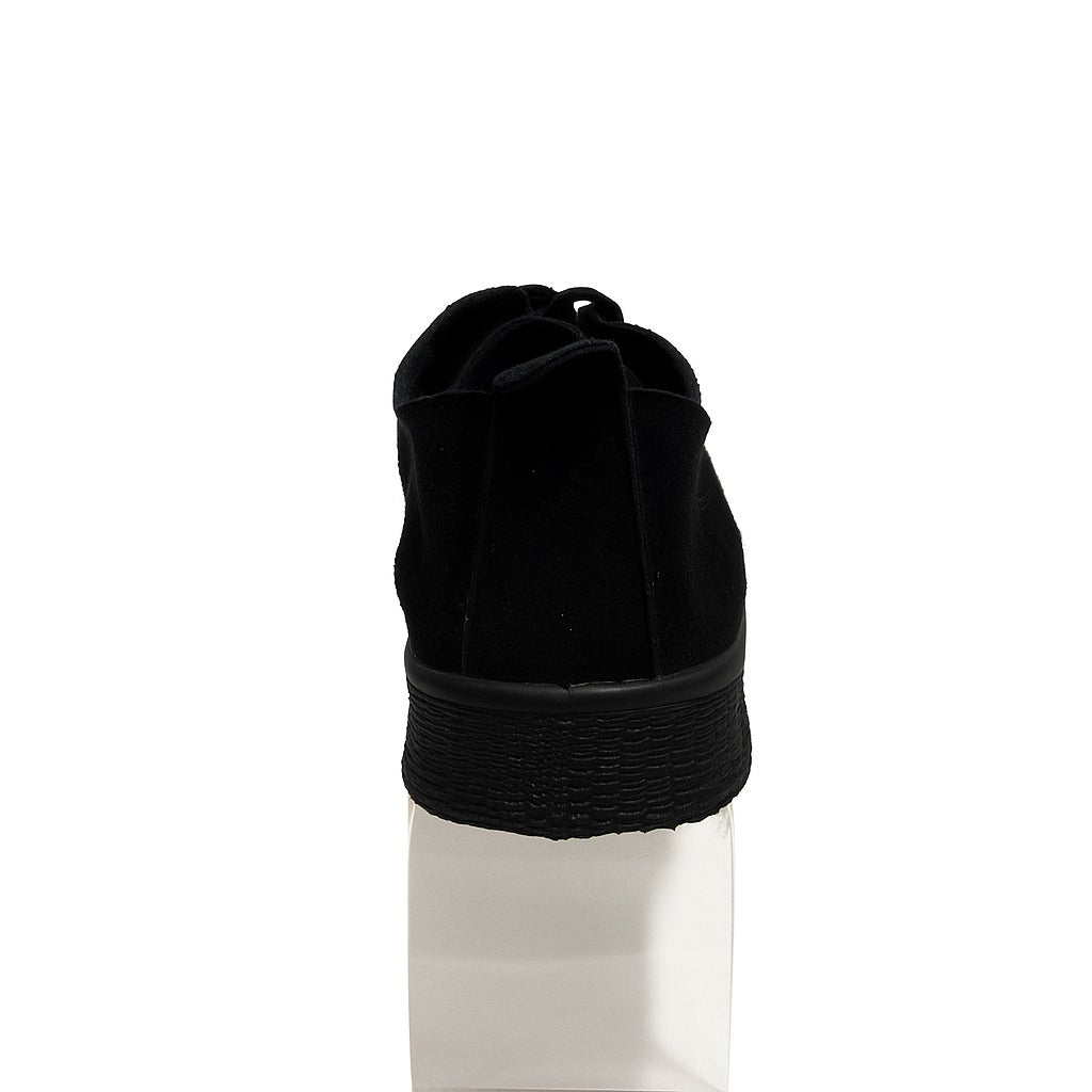 حذاء أسود مثقب برباط. 130826