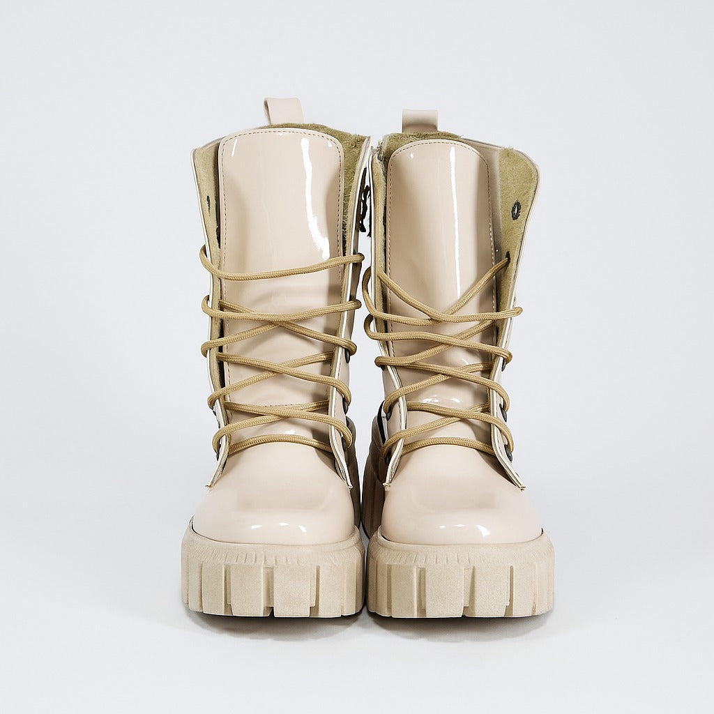 حذاء نسائي من الجلد اللامع باللون البيج بطول الكاحل 18412