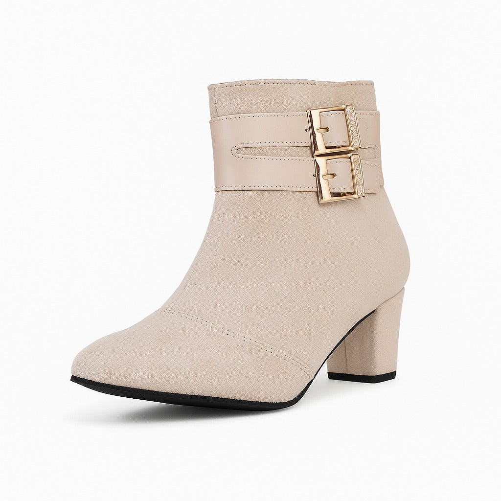 حذاء بكعب عالٍ ومُزَيَّن بإبزيم بيج. 18314