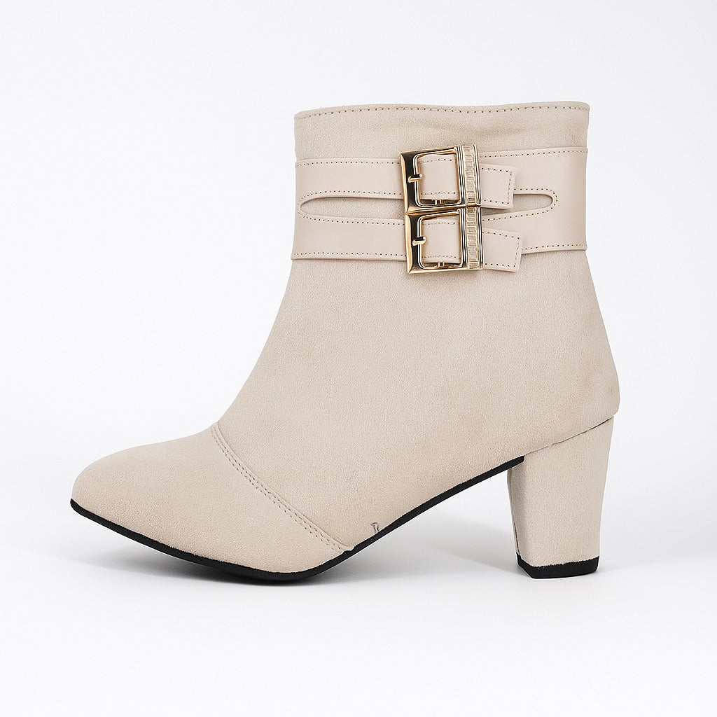 حذاء بكعب عالٍ ومُزَيَّن بإبزيم بيج. 18314