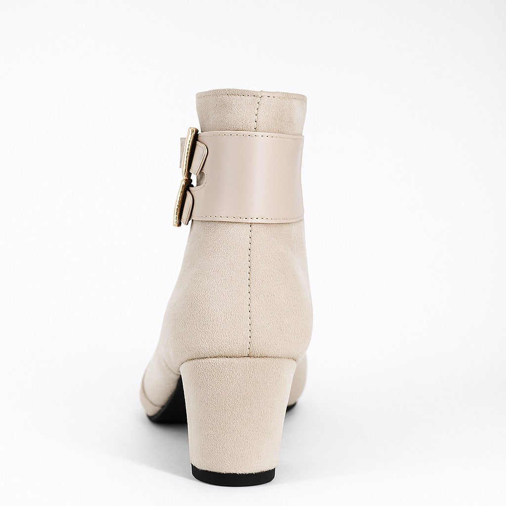 حذاء بكعب عالٍ ومُزَيَّن بإبزيم بيج. 18314