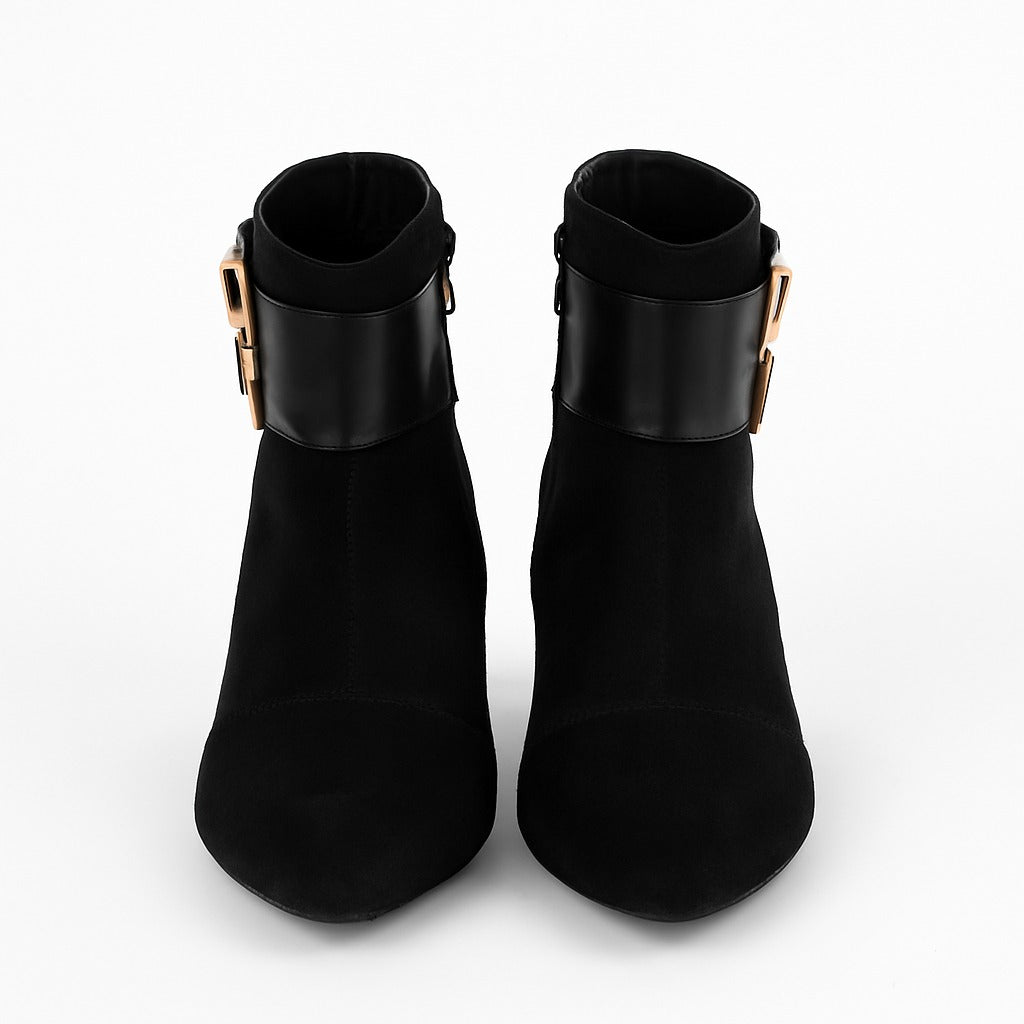 حذاء بكعب عالٍ ومُزدان بإبزيم أسود. 18314