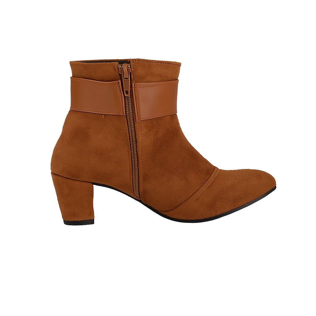 حذاء بكعب عالٍ ومُزدان بإبزيم بني. 18314