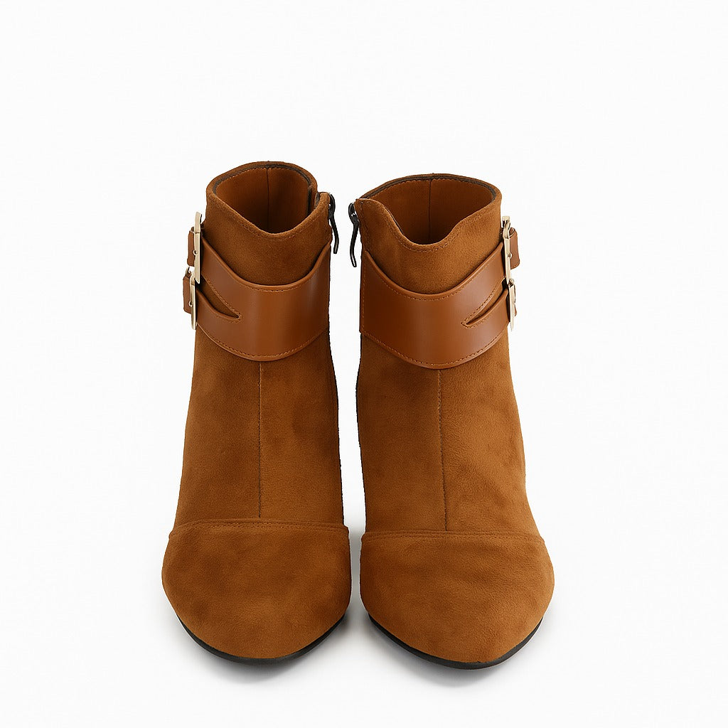 حذاء بكعب عالٍ ومُزدان بإبزيم بني. 18314